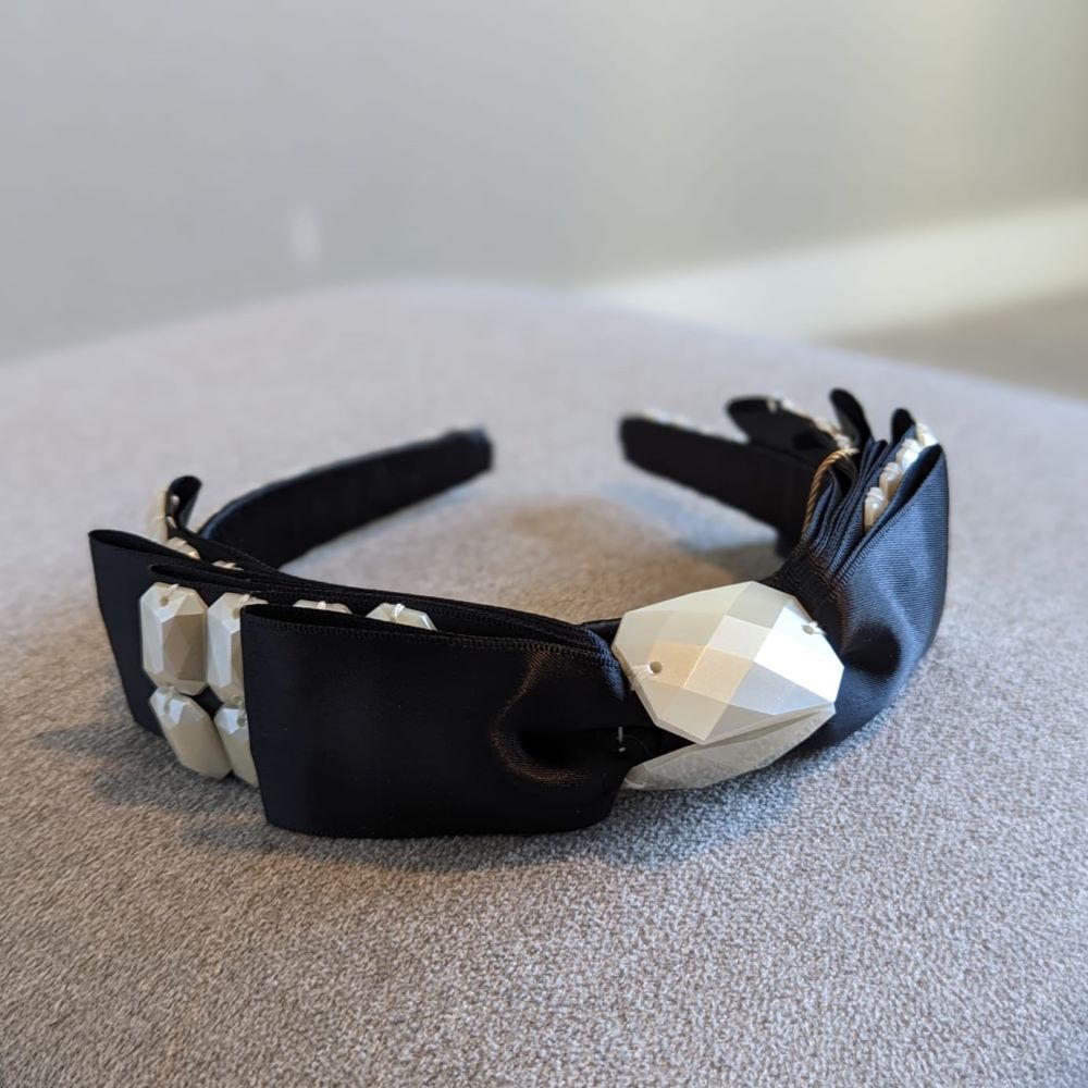 Krysta Beautiful Big Bow with layer of stones Black/Pearl SS1255C